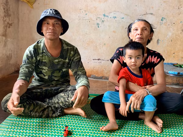 Anh Thành cùng con trai sống dựa vào thu nhập ít ỏi của bà Xuyến từ việc thu nhặt ve chai. Ảnh: N.N