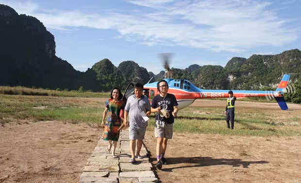 Du khách tham gia trải nghiệm tour bay ngắm cảnh Quần thể danh thắng Tràng An. (Ảnh: Hải Yến/TTXVN)