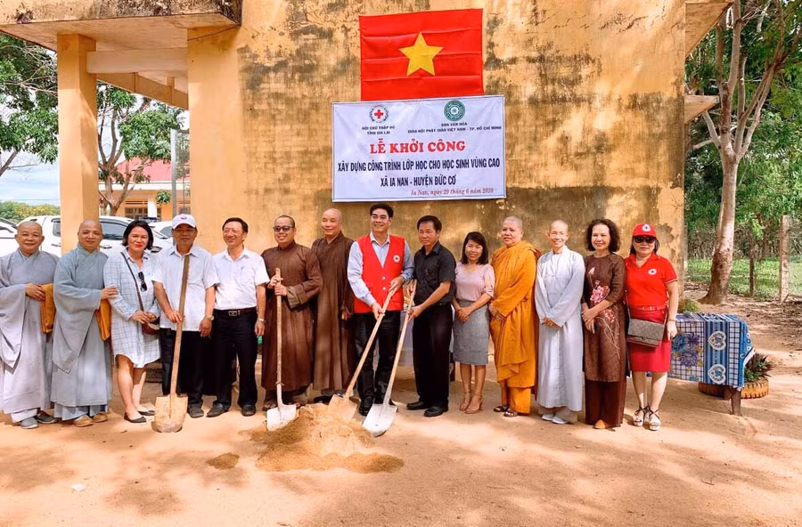 Khởi công xây dựng lớp học cho học sinh điểm trường Tiểu học Cù Chính Lan, thôn Đức Hưng, xã Ia Nan. Ảnh: Hồng Ngọc