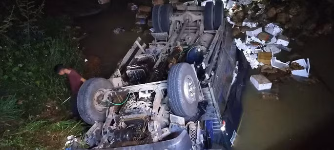 Chiếc xe tải lật ngửa. Ảnh B.N