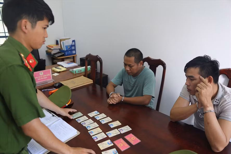 Cách đối tượng trong đường dây làm giấy phép lái xe giả tại cơ quan công an. Ảnh: Lin Xong