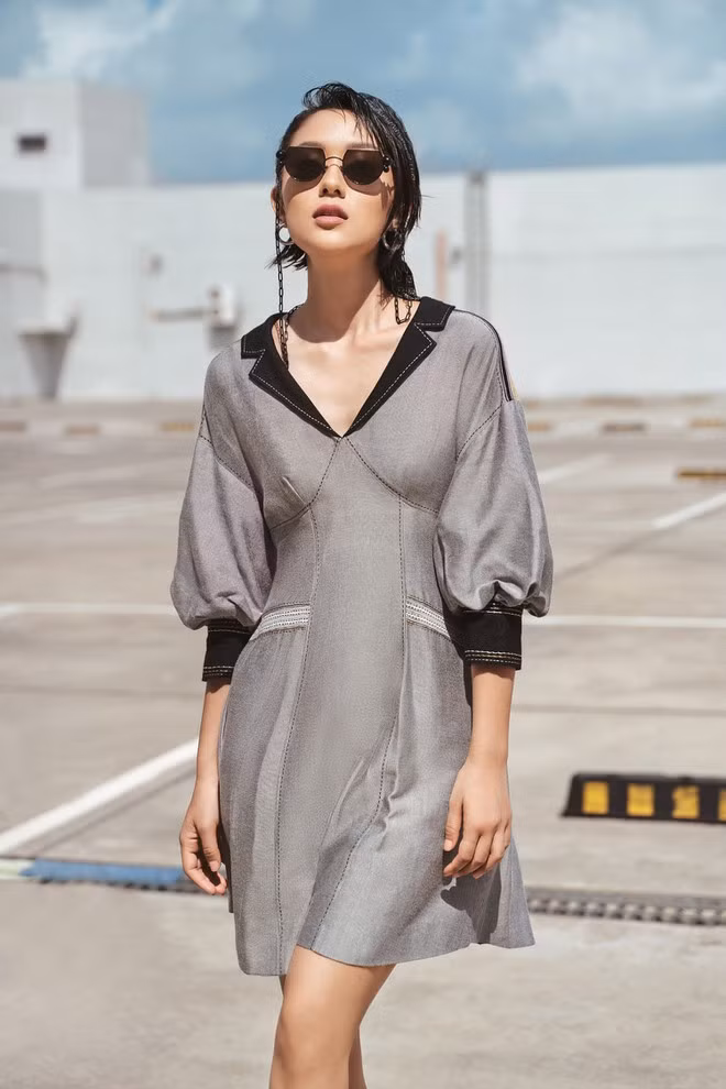 Hồ Thu Anh có gương mặt hiện đại nhưng vẫn đậm chất Á đông, rất phù hợp với các thiết kế mới của Xuân Lê trong mùa hè này