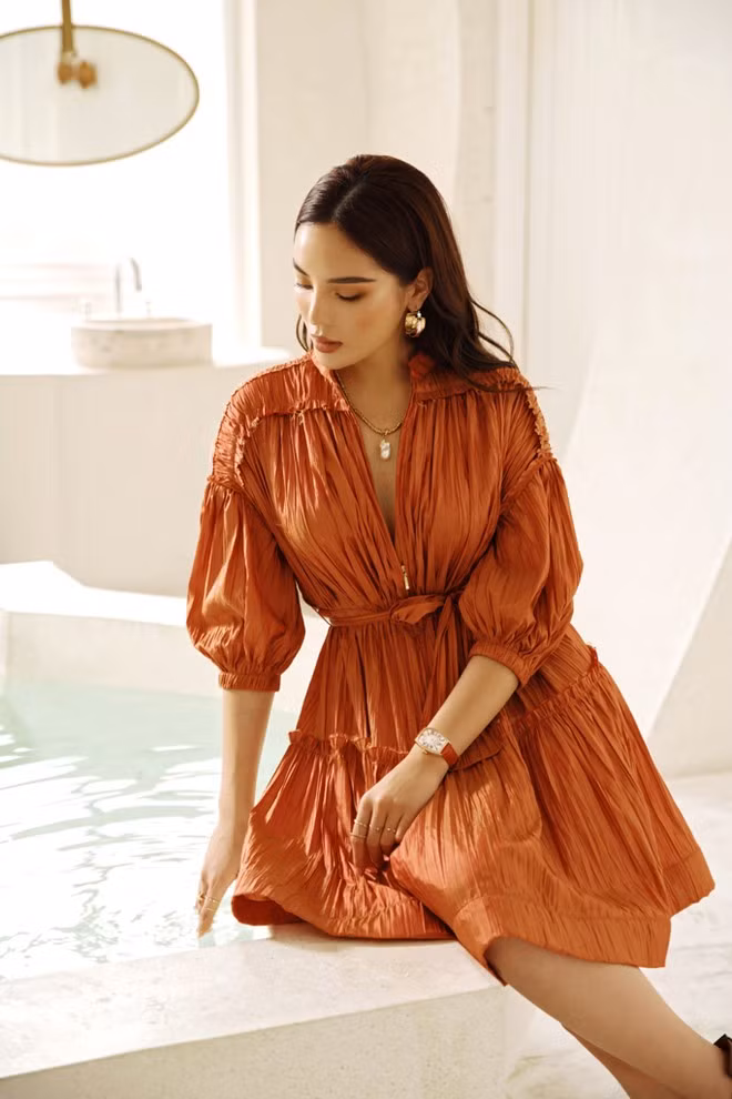 Theo đuổi con đường fashionista, cuộc sống của nàng hậu này thường xuyên gắn liền với những hình ảnh thời trang, shopping đồ hiệu
