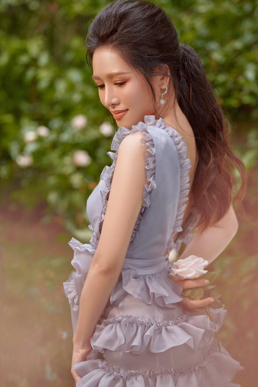Một tháng qua, Văn Phượng vui mừng khi vai diễn chính trong “Mẹ ghẻ” được khán giả yêu thích. Đây là động lực để cô kiên trì đeo đuổi niềm đam mê diễn xuất. Ảnh: NSCC
