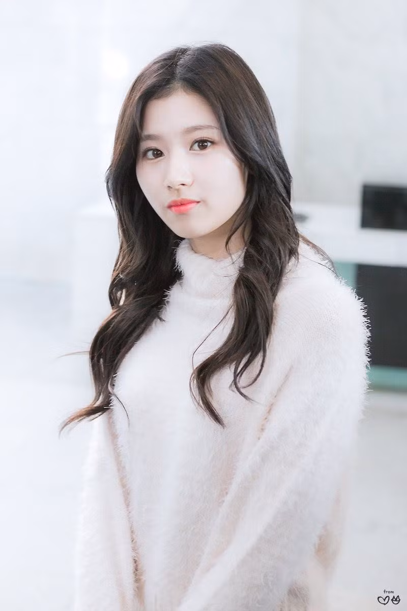  Nhiều người cho rằng Sana vừa sở hữu khí chất trong trẻo như thiên thần, nhưng cũng có nét quyến rũ nữ tính vô cùng ngọt ngào, đằm thắm. Ảnh: Koreaboo