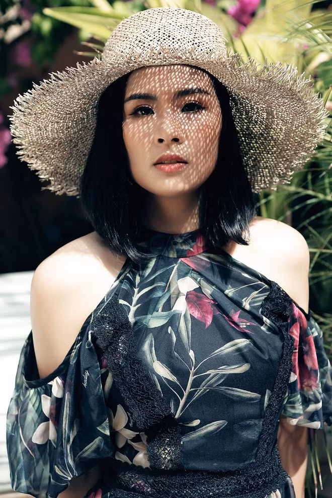 Đây cũng là lần hiếm hoi Hà Duy trình làng bộ sưu tập trang phục mặc hằng ngày. Trước đó, anh được biết đến với những chiếc váy dạ hội hoặc đầm coctail dự tiệc được thiết kế công phu