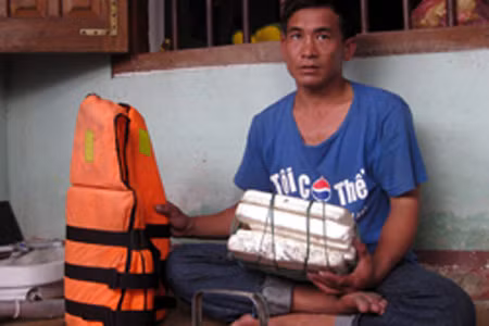  Ngư dân Văn Đình Thành chưa hết bàng hoàng sau khi được cứu đưa về đất liền.