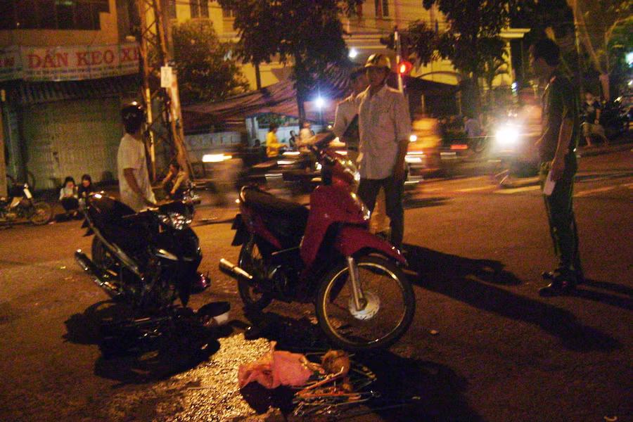 Lực lượng chức năng đang xử lý một vụ tai nạn giao thông trên địa bàn TP. Pleiku. Ảnh: Lê Hòa