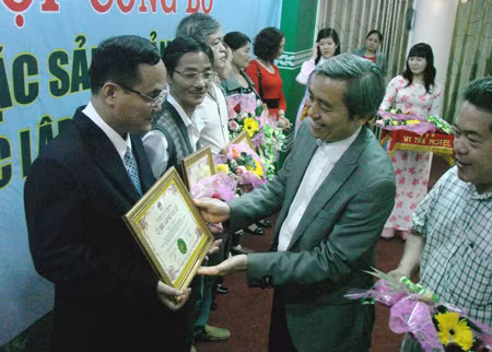 Ông Lê Quang Thích - PCT UBND tỉnh Quảng Ngãi (áo vest xám) - trao giấy chứng nhận đặc sản quế Trà Bồng được xác lập kỷ lục Việt Nam. Ông Lê Quang Thích - PCT UBND tỉnh Quảng Ngãi (áo vest xám) - trao giấy chứng nhận đặc sản quế Trà Bồng được xác lập kỷ lục Việt Nam.