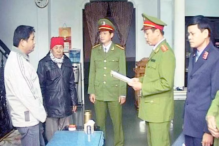 Công an tỉnh Thừa Thiên-Huế đọc lệnh bắt tạm giam Nguyễn Đình Châu. Ảnh: Bùi Oanh
