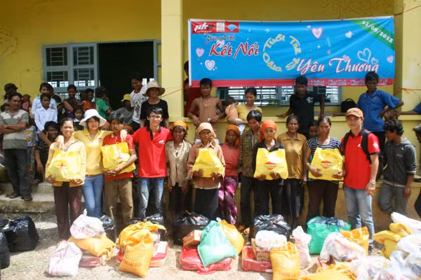 Sinh viên Gia Lai trong chuyến tình nguyện tại quê hương.