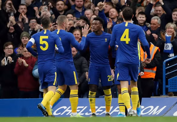  Niềm vui của các cầu thủ Chelsea sau khi Hudson-Odoi mở tỉ số - Ảnh: REUTERS