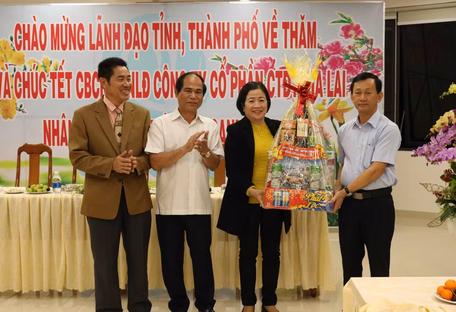 Lãnh đạo tỉnh tặng quà chúc Tết cho tập thể cán bộ, công nhân, người lao động của Công ty. Ảnh: Ngọc Sang