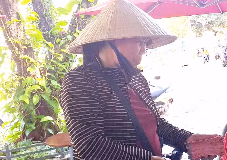 2 năm nay bà Hạnh đều đón Tết xa quê để tranh thủ bán thêm vé số. Ảnh: Anh Huy 