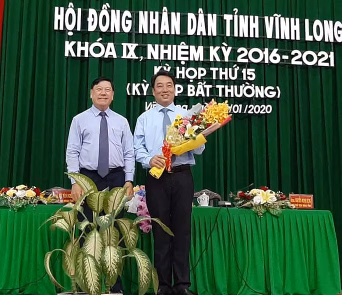 Ông Lữ Quang Ngời (phải) nhận hoa chúc mừng Ông Lữ Quang Ngời (phải) nhận hoa chúc mừng
