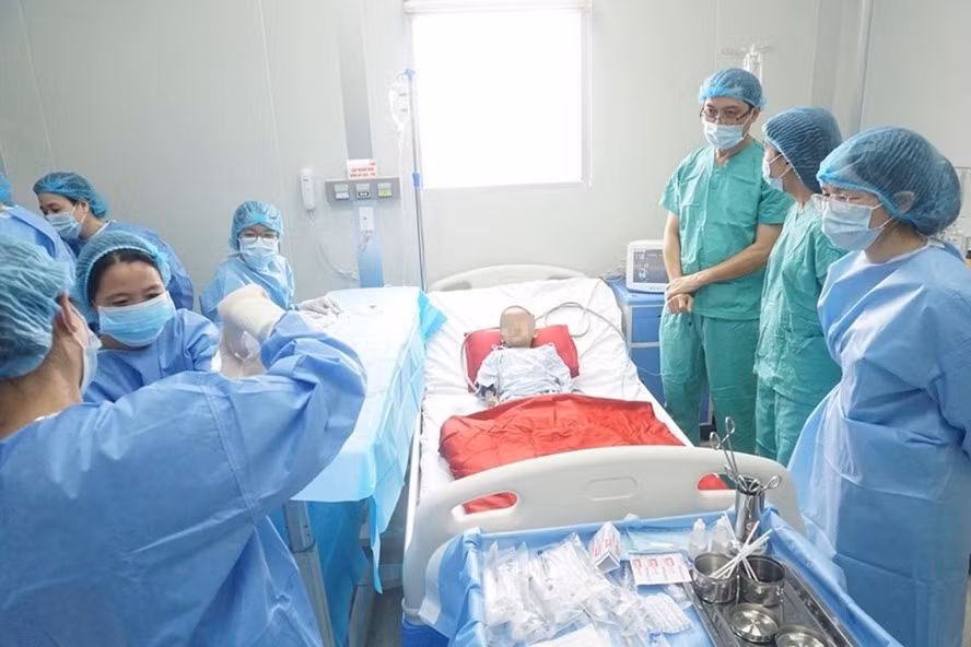 Bệnh viện Trung ương Huế vừa thực hiện thành công ca ghép tế bào gốc đầu tiên tại khu vực miền Trung -Tây Nguyên cho một bệnh nhi bốn tuổi. Ảnh: BV cung cấp.