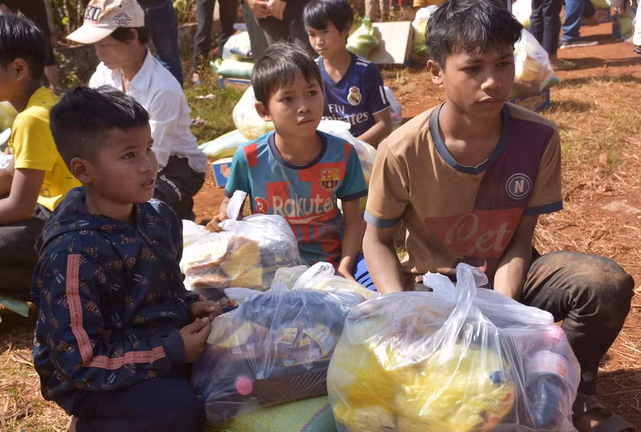 Những phần quà đầy ý nghĩa mang đến cho những trẻ em mồ côi xã Bờ Ngoong, huyện Chư Sê. Ảnh: Hà Phương 