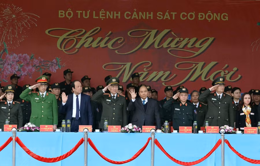  Thủ tướng kiểm tra công tác sẵn sàng chiến đấu của lực lượng Cảnh sát cơ động. (Ảnh: Thống Nhất/TTXVN)