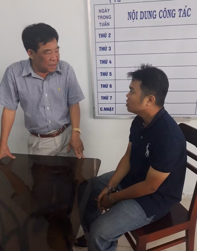 Đại tá Phan Thanh Quân (đứng) làm việc với đối tượng Nguyễn Quốc Toàn. Ảnh: Công an Trà Vinh