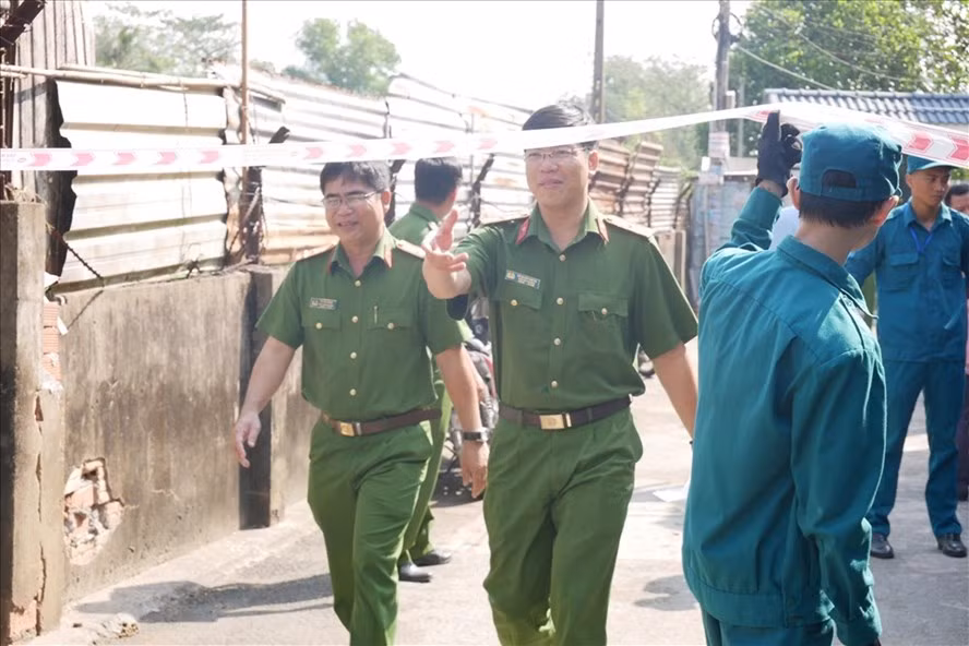 Lực lượng chức năng căng dây phong tỏa hiện trường để điều tra. Ảnh: AT Lực lượng chức năng căng dây phong tỏa hiện trường để điều tra. Ảnh: AT