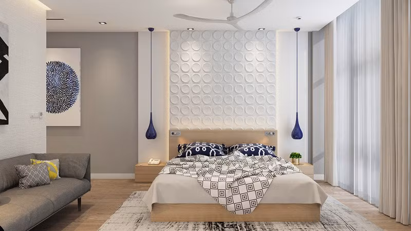 Đèn ngủ màu xanh coban đặt đối xứng ở hai bên giường ngủ. Dù diện tích không lớn nhưng chủ nhà vẫn mạnh dạn sắp xếp nội thất đối xứng tạo nên sự cân bằng.