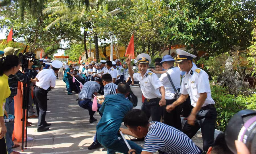 Trò chơi kéo co. Ảnh: Nguyễn Diệp