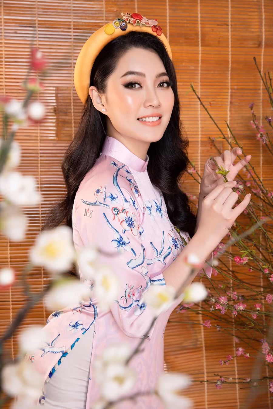  Nhờ sở hữu chiều cao nổi bật 1,72m cùng số đo hình thể chuẩn, Hoài Thu trở nên cuốn hút hơn khi diện áo dài.