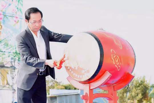Phó Chủ tịch UBND tỉnh Đỗ Tiến Đông đánh trống khai mạc hội Cầu Huê. Ảnh: Đức Thụy