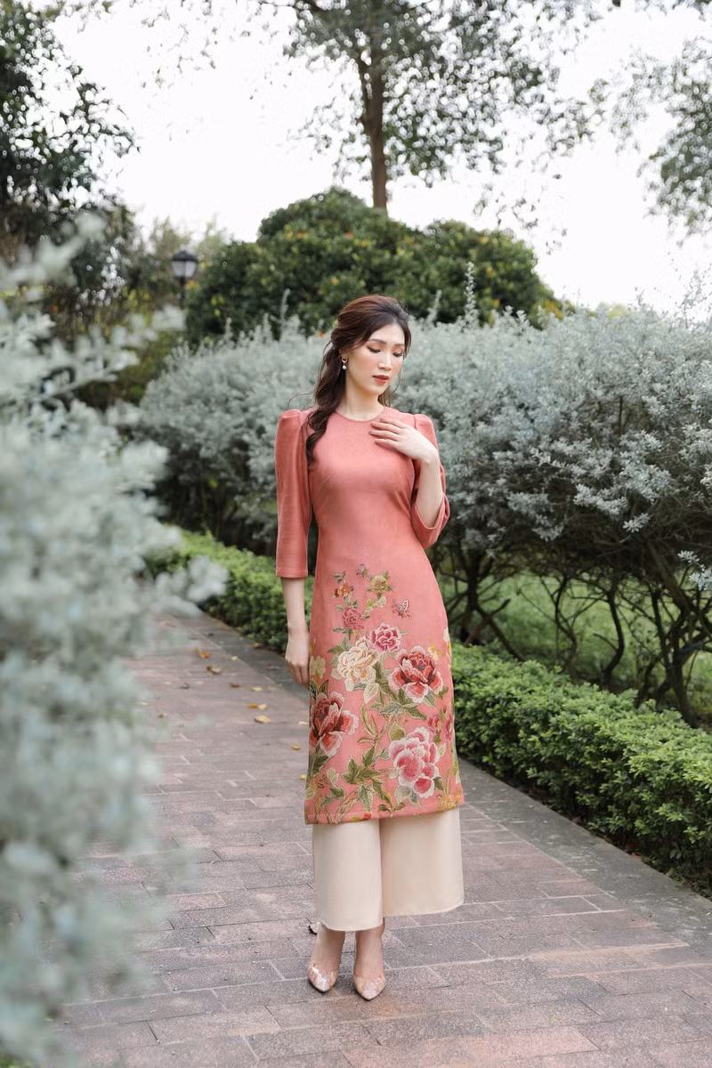  “Trước khi lập gia đình, tôi từng có studio dạy nhảy của riêng mình. Nhưng từ lúc sinh con, tôi đành gác lại để thực hiện thiên chức làm vợ, làm mẹ. Sau 7 năm, tôi mới quay lại với đam mê cũ. Studio không chỉ là địa điểm để tôi tập nhảy, giải toả căng thẳng sau mỗi ngày làm việc mệt mỏi mà còn trở thành nơi tôi gặp gỡ, chia sẻ với những phụ nữ có đam mê nhảy múa giống mình”, Phí Thuỳ Linh tiết lộ.