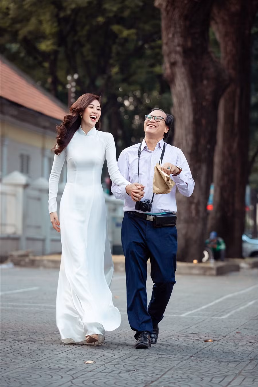 Đặc biệt trong bộ ảnh có sự xuất hiện của một người đàn ông, đó là bố của Hoa hậu Khánh Vân. Chính bố là người động viên, tiếp thêm sức mạnh và luôn đồng hành cùng Hoa hậu Khánh Vân trong mỗi dấu mốc của cuộc đời. Ảnh: David Sắn.