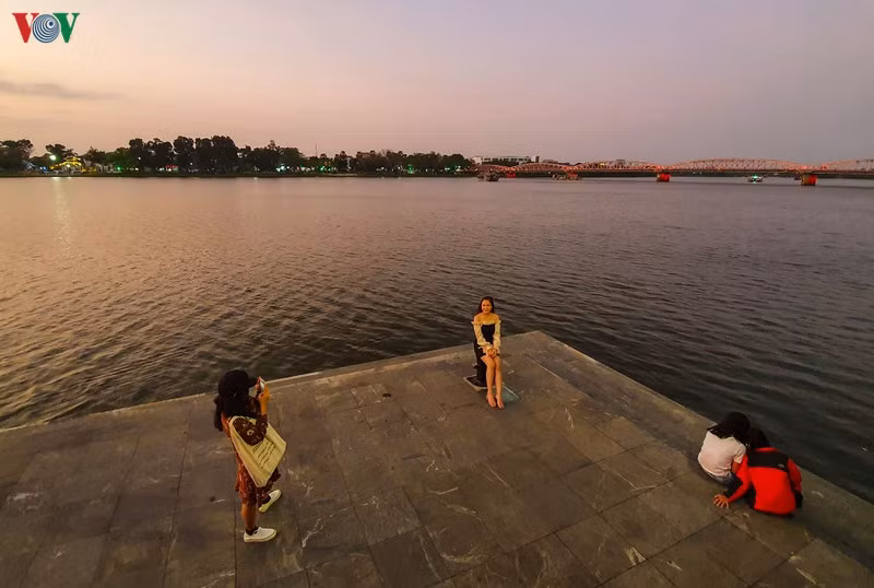 Tuyến đường đi bộ phía nam sông Hương vừa được đưa vào hoạt động đã thu hút nhiều người dân và bạn trẻ đến ngắm cảnh, chụp ảnh và đi dạo.