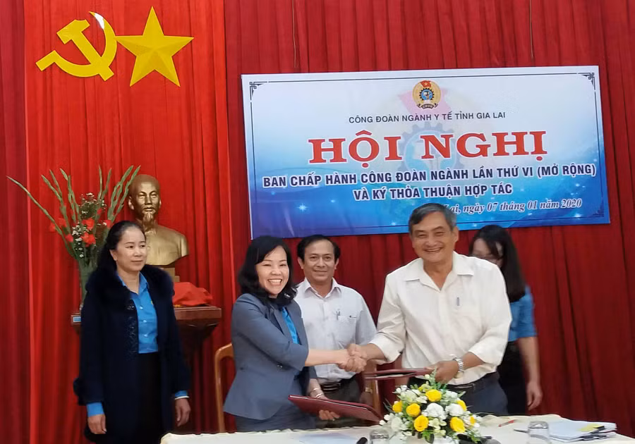 Bà Nguyễn Thị Ánh Xuân- Chủ tịch công đoàn ngành Y tế Gia Lai và ông Nguyễn Phúc Linh- Tổng Giám đốc Công ty cổ phần xuất nhập khẩu Y tế Gia Lai ký kết thỏa thuận. Ảnh: Như Nguyện
