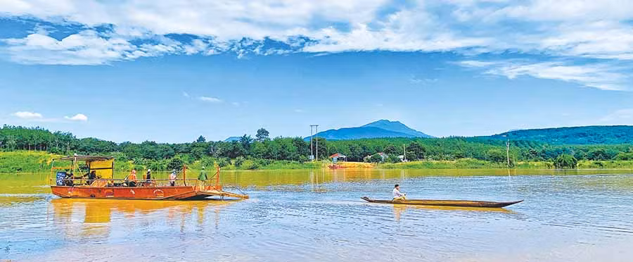 Một nhánh sông Pô Cô nhìn từ bến đò làng Nú (xã Ia Khai, huyện Ia Grai). Ảnh: H.N