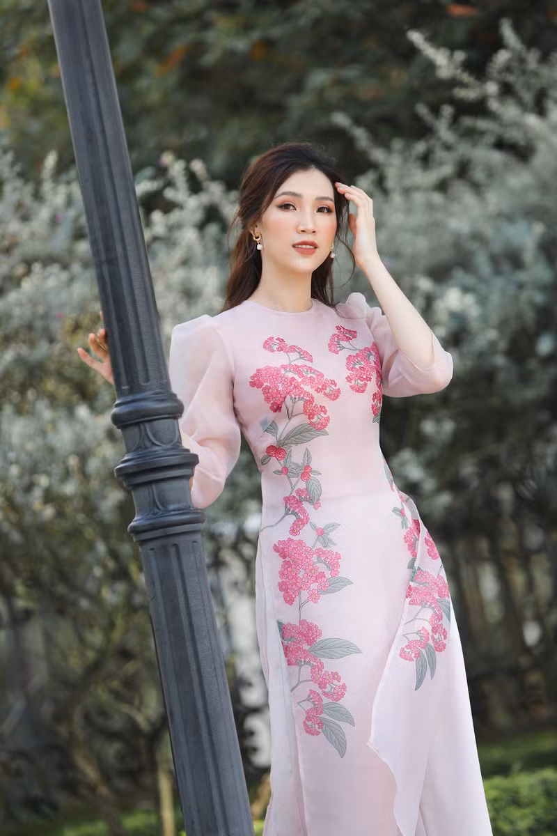 Có lẽ vì lý do này mà người đẹp sinh năm 1988 được nhiều thương hiệu áo dài yêu thích và đắt show làm người mẫu. Bản thân Phí Thuỳ Linh cũng thấy, cô đằm thắm, nữ tính nhất khi khoác lên người trang phục truyền thống.