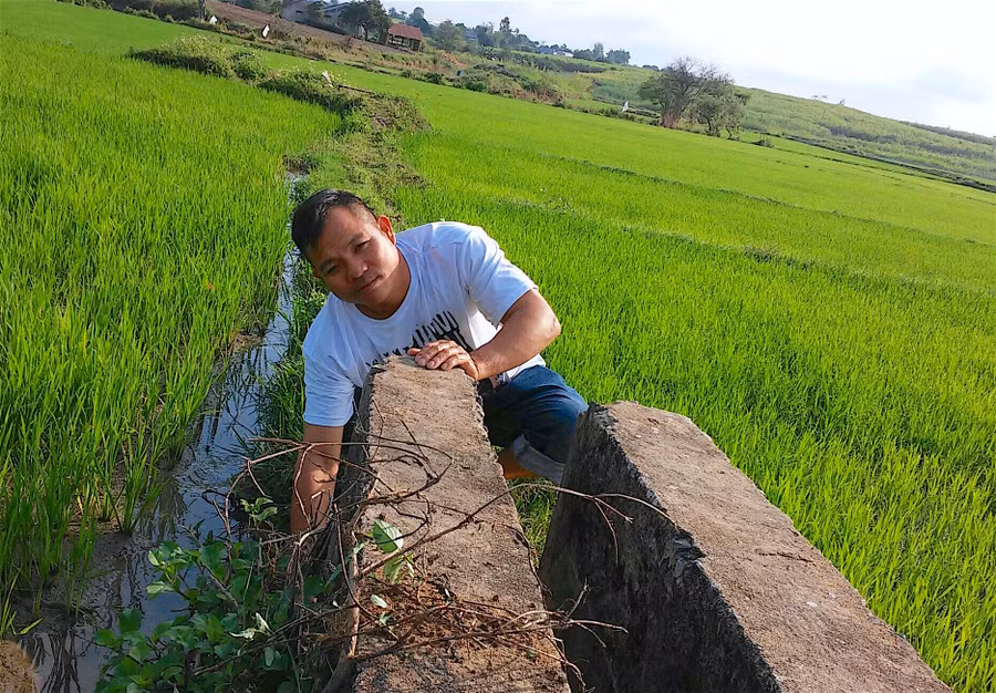 Với nhiều nông dân, việc xuống đồng ngày đầu năm mới cũng quan trọng như chọn ngày xuất hành. Ảnh: Hồng Thi