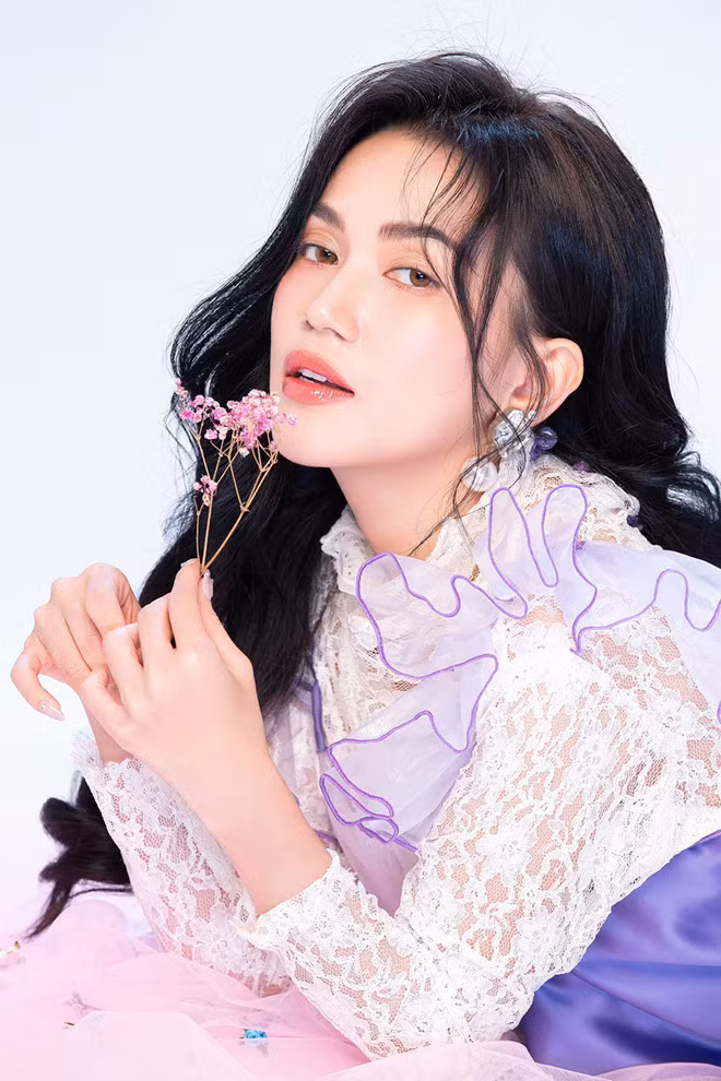 Ngoài ra, Sĩ Thanh đã gợi ý chất liệu ren, đây cũng là một lựa chọn “táo bạo” cho các cô gái yêu thích sự quyến rũ nhưng vẫn muốn kín đáo trong những ngày tết - Ảnh: Mr.AT
