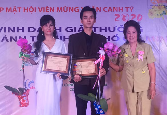 Diễn viên Cát Phượng (bìa trái) và Trần Nghĩa (giữa) đoạt giải Diễn viên điện ảnh xuất sắc nhất - Ảnh: MAI THỤY