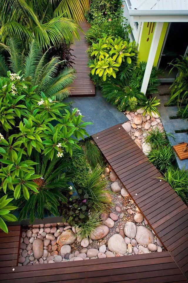 Không chỉ có khu vực sân trước, ở những lối đi phía sau nhà bạn cũng có thể sử dụng tiểu cảnh và cây cối để tạo thành nơi thư giãn. Không chỉ có khu vực sân trước, ở những lối đi phía sau nhà bạn cũng có thể sử dụng tiểu cảnh và cây cối để tạo thành nơi thư giãn.