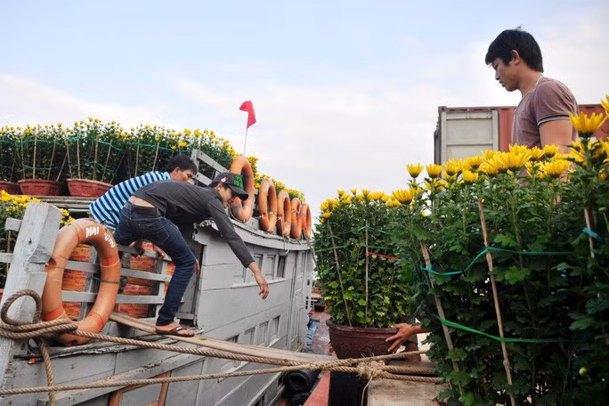 Người dân khắp nơi tranh thủ chở Tết ra Lý Sơn. Ảnh: T.Trực
