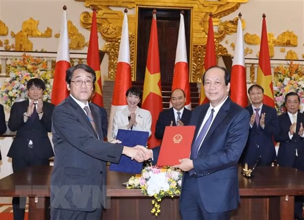 Thủ tướng Nguyễn Xuân Phúc và Bộ trưởng Bộ Nội vụ, Thông tin và Truyền thông Nhật Bản Takaichi Sanae chứng kiến Lễ ký kết công hàm trao đổi Dự án cung cấp trang thiết bị phần cứng Hệ thống thông tin báo cáo Chính phủ sử dụng viện trợ không hoàn lại giữa Bộ trưởng chủ nhiệm Văn phòng Chính phủ Mai Tiến Dũng Việt Nam và Đại sứ Nhật Bản tại Việt Nam Umeda Kunio.
