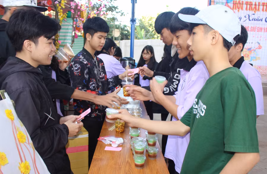 Rất nhiều món ăn do các em học sinh tự tay chế biến được bày bán tại Hội trại. Ảnh Phan Lài 