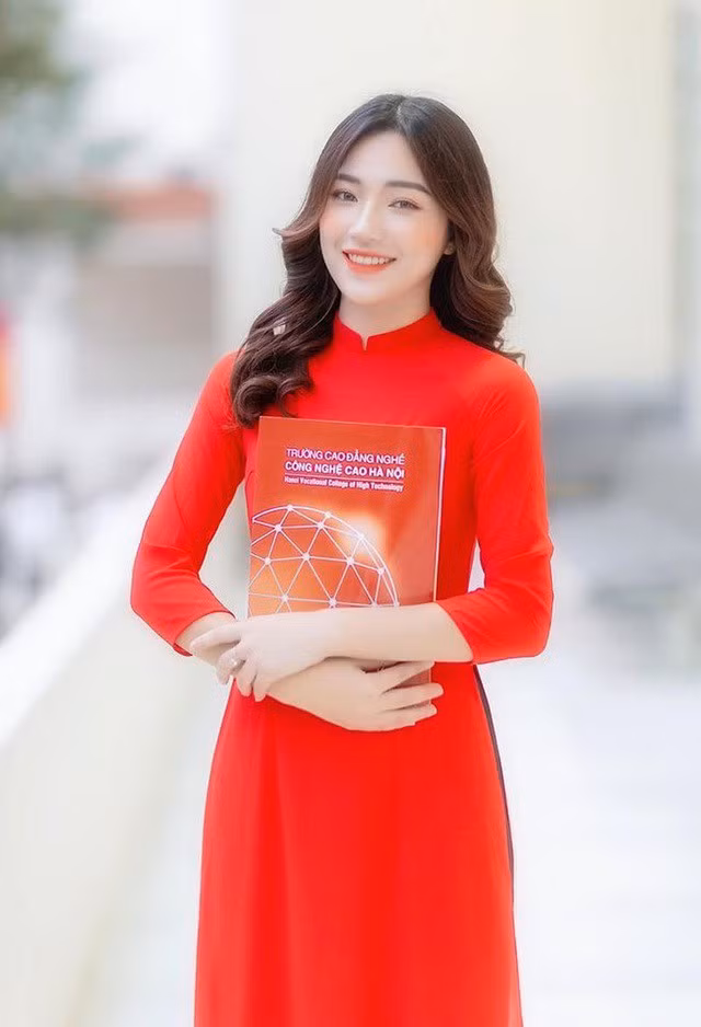 “Trở thành giáo viên là giấc mơ đẹp nhất 2019” với Hồng Ngọc. (Ảnh: NVCC) “Trở thành giáo viên là giấc mơ đẹp nhất 2019” với Hồng Ngọc. (Ảnh: NVCC)