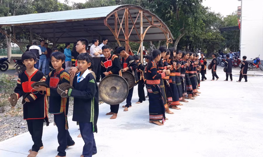 Học viên trình diễn cồng chiêng, nhảy xoan sau Lễ bế giảng. Ảnh: Mai Linh