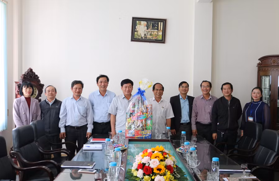 Chủ tịch UBND tỉnh tặng quà và chụp hình lưu niệm tập thể Ban Biên tập Báo Gia Lai. Ảnh: Q.T