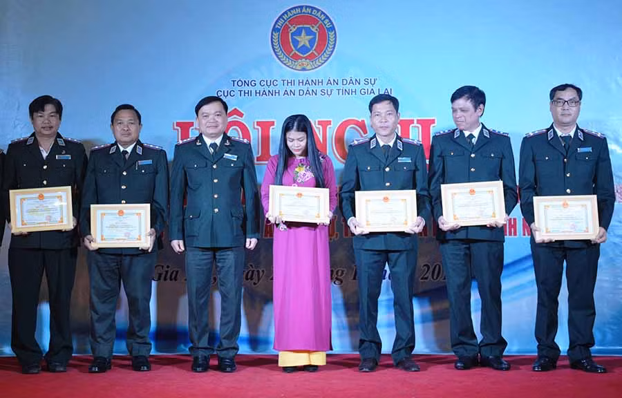  Lãnh đạo Cục THADS tỉnh tặng giấy khen các tập thể, cá nhân có thành tích xuất sắc. Ảnh: V.H