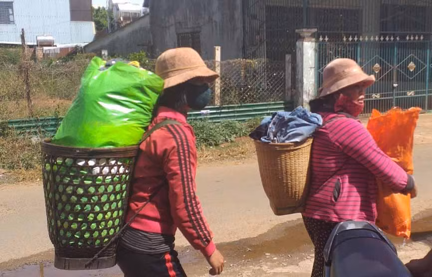 Chị Thanh (trước) và chị Thei phấn khởi vì xin được khá nhiều đồ ưng ý. Ảnh: Anh Huy