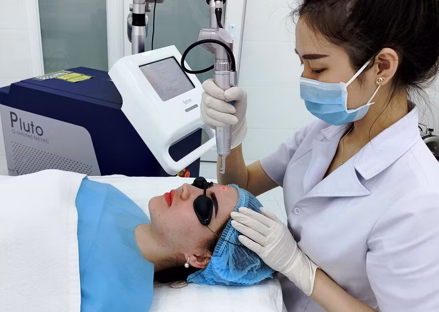 Khách hàng được các chuyên viên có tay nghề chăm sóc da. Ảnh: PV