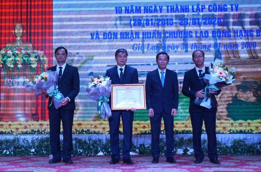 Công ty Phát triển Thủy điện Sê San vinh dự nhận Huân chương Lao động hạng Ba. Ảnh: Hà Duy
