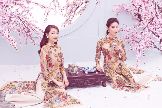 Điểm nhấn của lối trang điểm là phần tóc được uốn xoăn trước trán, tô điểm gương mặt thêm duyên dáng