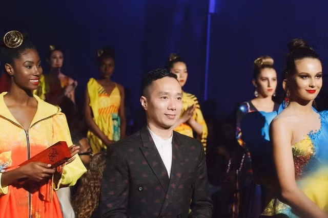  Đỗ Trịnh Hoài Nam bên các người mẫu ngoại quốc trong khuôn khổ show trình diễn áo dài tại New York Couture Fashion Week 2019. Ảnh: Bình Quách.